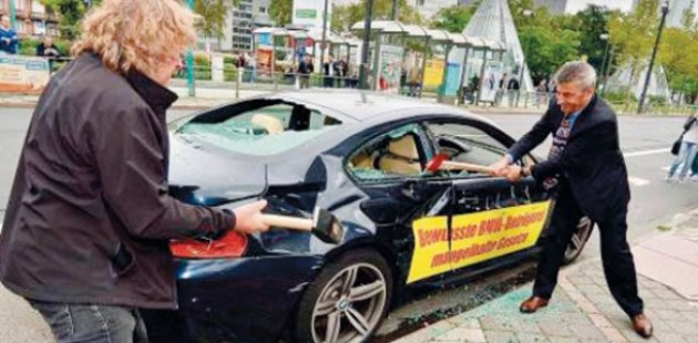 Servise kızdı, 120 bin Euro’luk BMW’yi parçaladı 