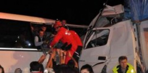 Malatya'da tır yolcu otobüsüne çarptı