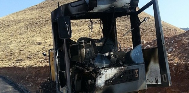 Şırnak’ta teröristler iş makinelerini yaktı