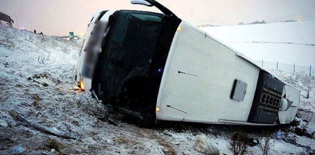 Sivas'ta yolcu otobüsü şarampole devrildi: 9 ölü