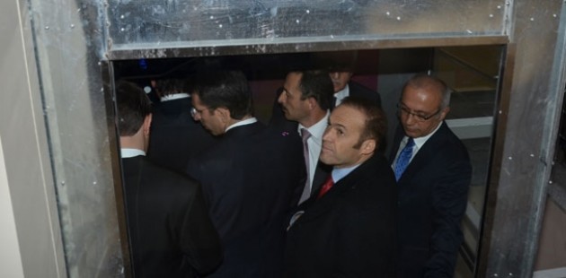 Lütfi Elvan, Karaman'da asansörde mahsur kaldı