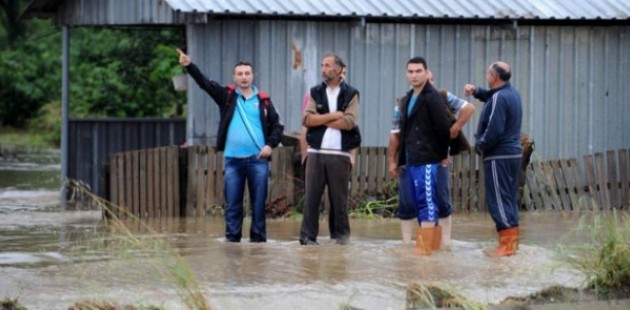 Düzce'de 4 ilçede evler sular altında kaldı