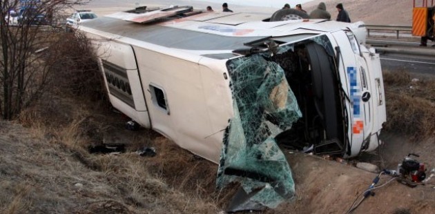 Balıkesir'de otobüs şarampole devrildi: 1 ölü, 33 yaralı