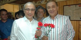 Bakan Elvan'dan CHP’li başkana karanfil