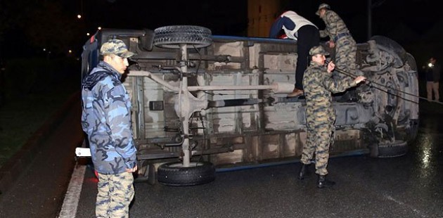 Aksaray'da askeri minibüs devrildi: 2 yaralı