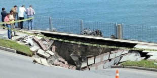 Zonguldak'ta sahil yolu çöktü