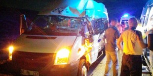 Niğde’de minibüs TIR’la çarpıştı: 20 yaralı