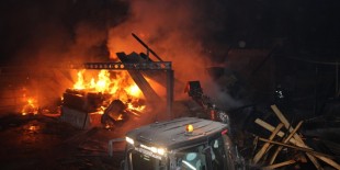 Denizli'de kereste fabrikasında korkutan yangın
