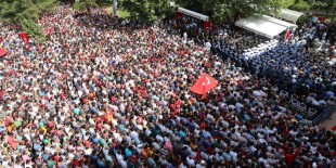 Bursa'da yarbay İlker Çelikcan'ı 50 bin kişi uğurladı