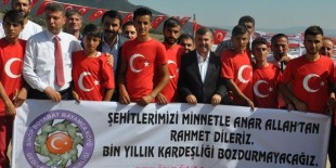 Sinoplu Kürtler AK Parti adayını Türk bayrakları ile karşıladı