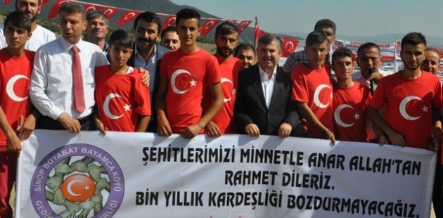 Sinoplu Kürtler AK Parti adayını Türk bayrakları ile karşıladı