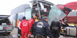 Otobüs TIR’a çarptı: 1 ölü, 33 yaralı