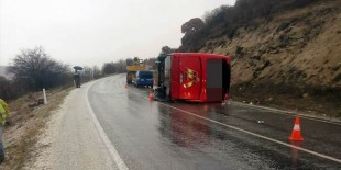 Yolcu otobüsü devrildi: 19 yaralı