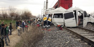 Trenle öğrenci servisi çarpıştı: 1 ölü, 16 yaralı