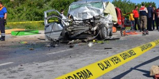 Otomobil, yolcu otobüsüne çarptı: 3 ölü, 2 yaralı 