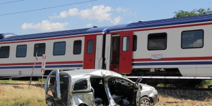 Yük treni hemzemin geçitte hafif ticari araca çarptı: 3 ölü, 5 yaralı