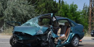 Konya’da otomobil aydınlatma direğine çarptı: 1 ölü, 2 yaralı
