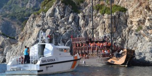 45 turist taşıyan tekne kayalıklara çarptı