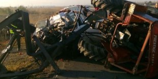 Traktör ile otomobil çarpıştı: 3 ölü, 1 yaralı