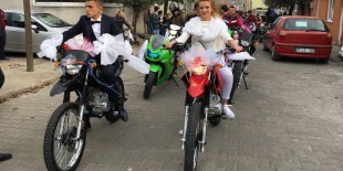 Düğünlerine motosiklet ile gittiler