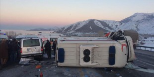 Bitlis’te ambulansla kamyonet çarpıştı: 4 ölü, 1 yaralı