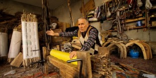 Konyalı Muammer usta 62 yıldır hasır yastık üretiyor