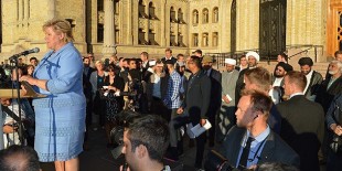 Norveç Başbakanı IŞİD protestosunda Hadis-i Şerif okudu