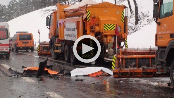 Kar temizlik çalışanlarına araç çarptı: 3 ölü