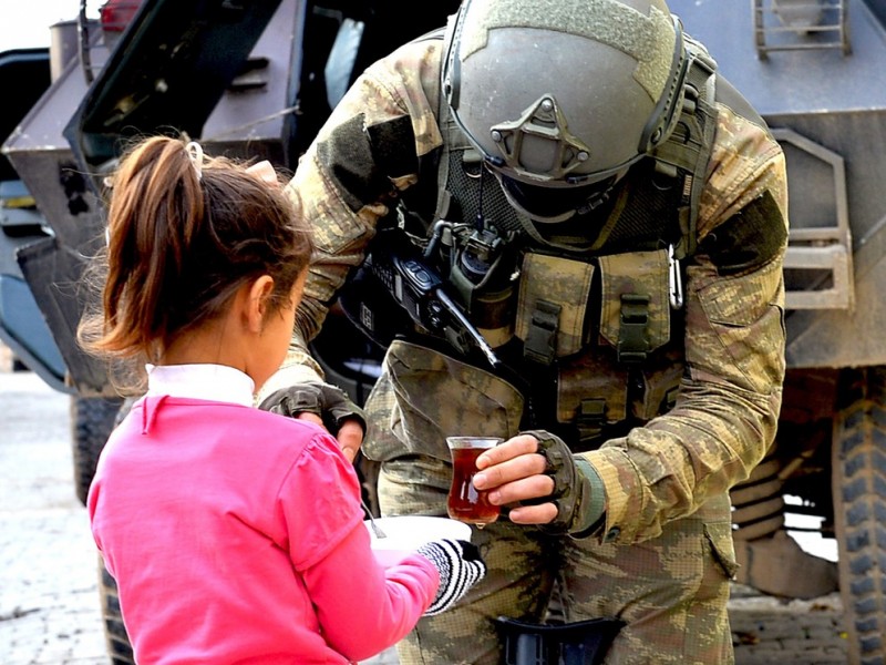 Silopi’de asker yiyecek dağıttı