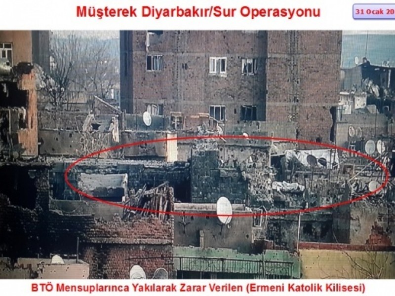 PKK’lı teröristler Sur’da kiliseleri yakıp yıktı
