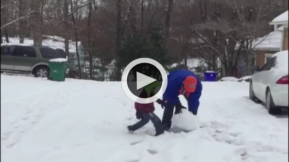 Attığı kartopuyla oğlunu yere yapıştırdı