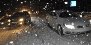 Konya’da araçlar kar yağışı nedeniyle ilerlemekte güçlük çektiler. 
