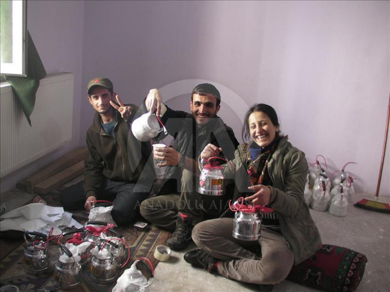 Teröristler, şarkılar eşliğinde çaydanlık bombası hazırladı