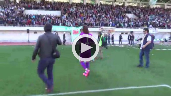 Futbolcuyu tek yumrukla yere serdi!