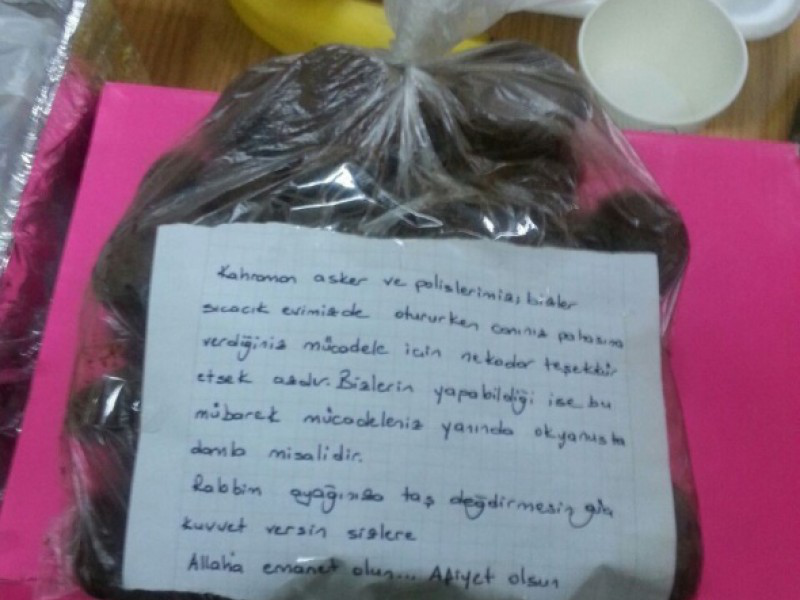 Sevgi paketleri Yüksekova’da