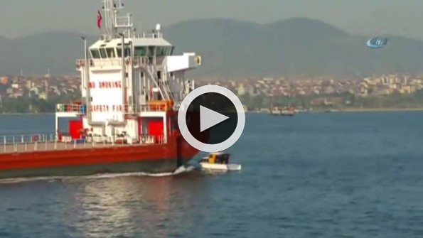 Dev gemi balıkçı teknesine böyle çarptı