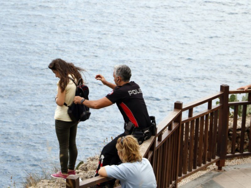 Polisin uzattığı elle ölümden döndü