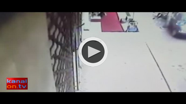 3 araca çarptıktan sonra taksinin üzerine düştü!