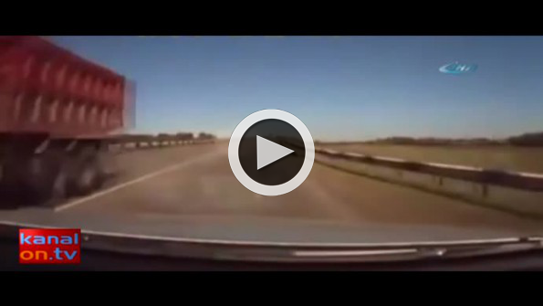 Otomobile bıçak gibi saplandı!