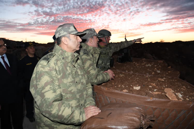 Genelkurmay Başkanı Orgeneral Akar sınır birliklerini denetledi