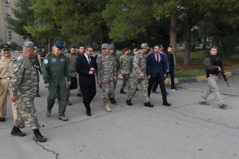Genelkurmay Başkanı Orgeneral Akar sınır birliklerini denetledi