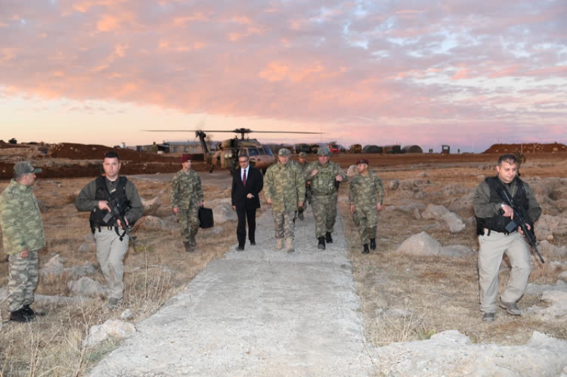 Genelkurmay Başkanı Orgeneral Akar sınır birliklerini denetledi