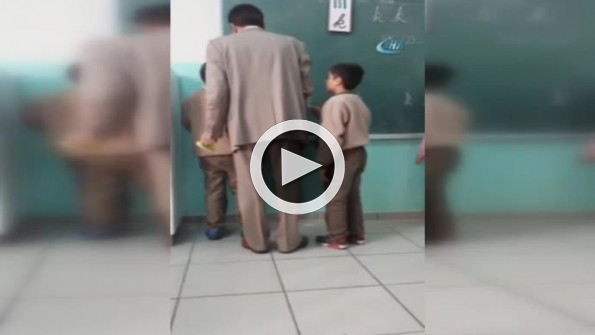 Okulda skandal görüntüler: Döve döve ders anlattı