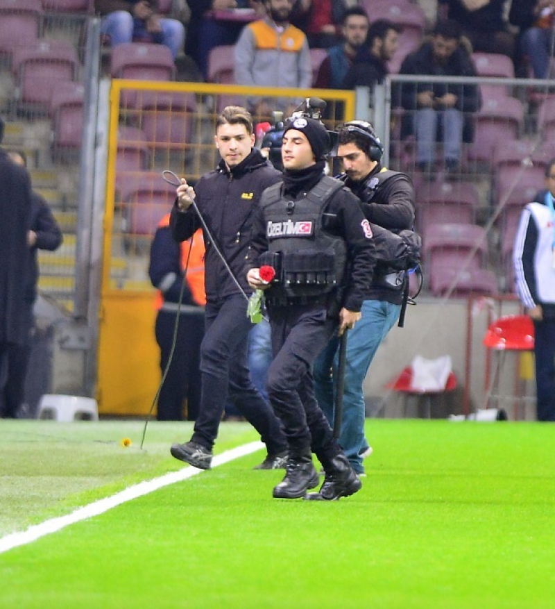 TT Arena’da göz yaşartan olaylar!