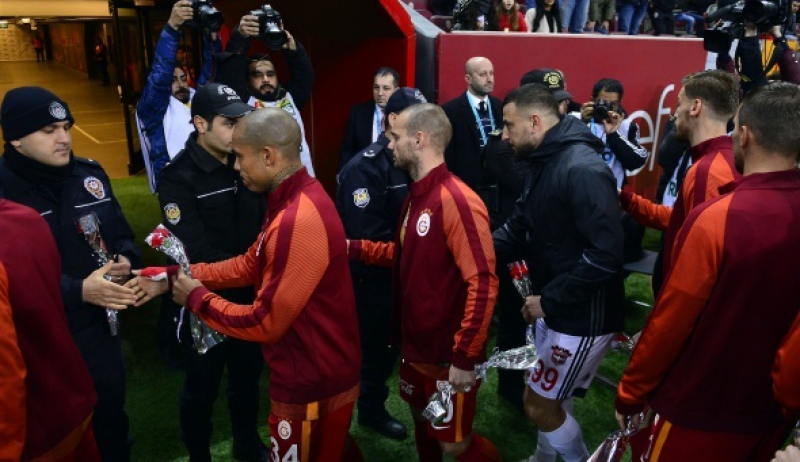 TT Arena’da göz yaşartan olaylar!