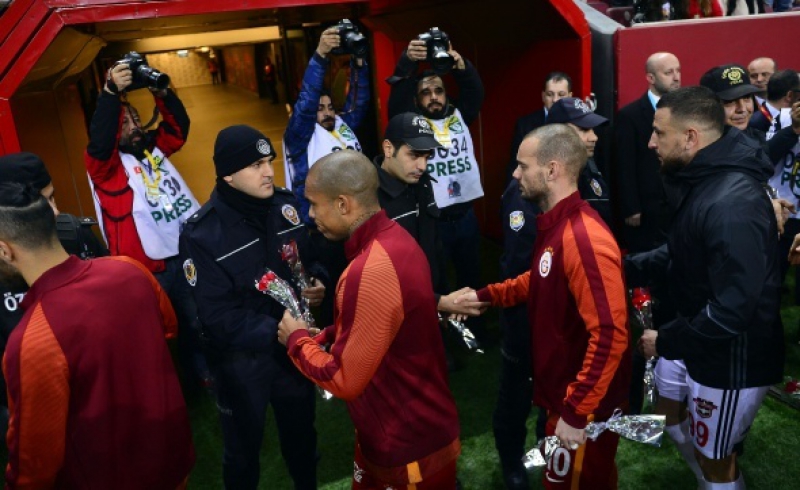 TT Arena’da göz yaşartan olaylar!