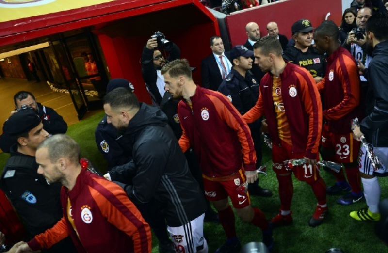 TT Arena’da göz yaşartan olaylar!
