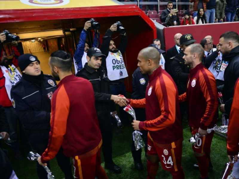 TT Arena’da göz yaşartan olaylar!