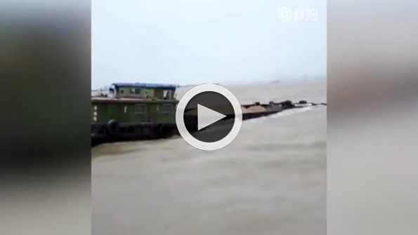 Kum nakliyesi yapan gemi böyle battı!