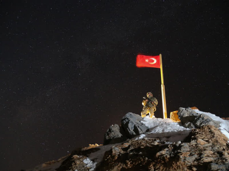 Yeni yıla vatan için elleri tetikte giriyorlar